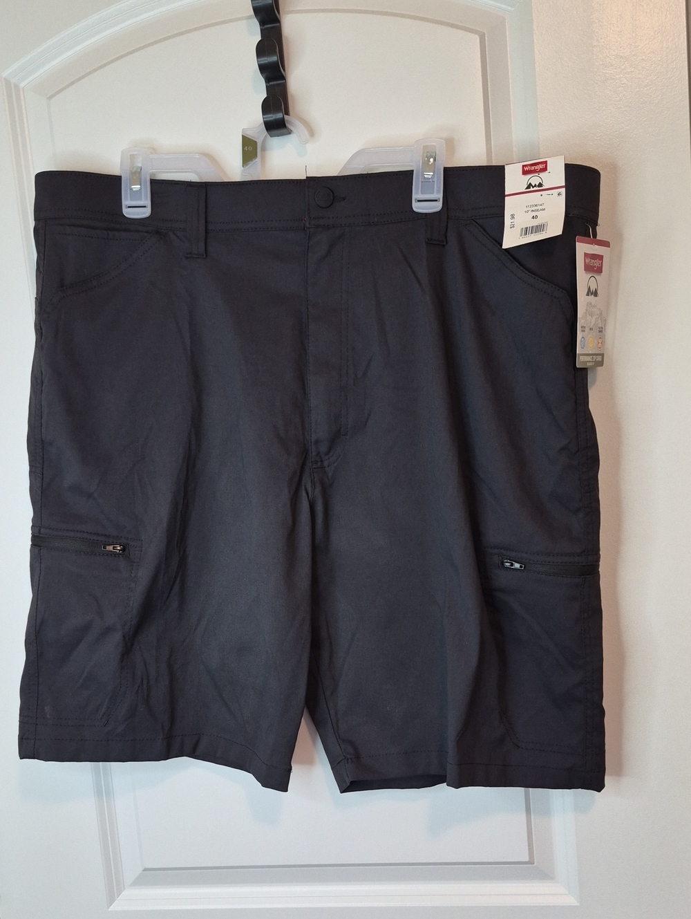 Wrangler Men's Black Cargo Shorts with Zippered Pockets Size 40